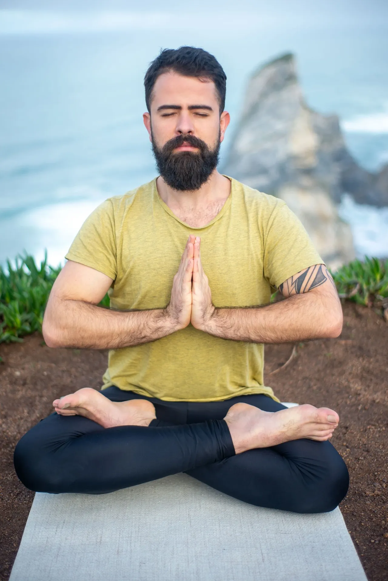Antoine en méditation, mains jointes