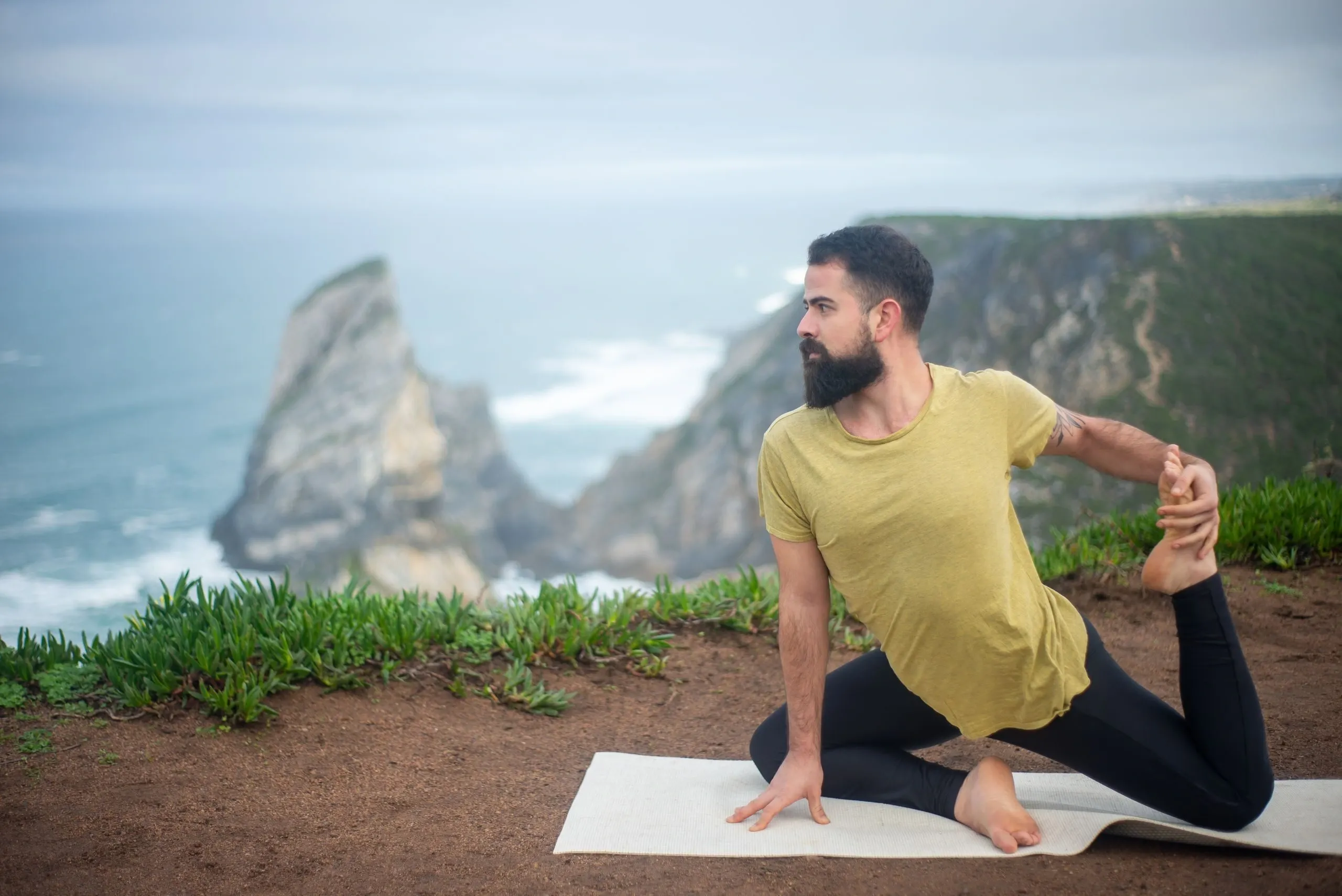 Antoine dans une posture d'étirement, au bord de la falaise